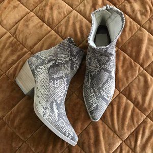 NWOT Dolce Vita Shanta Snake Print Bootie 6.5